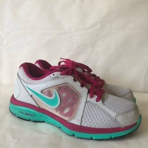 Nike dual fusion sneakers